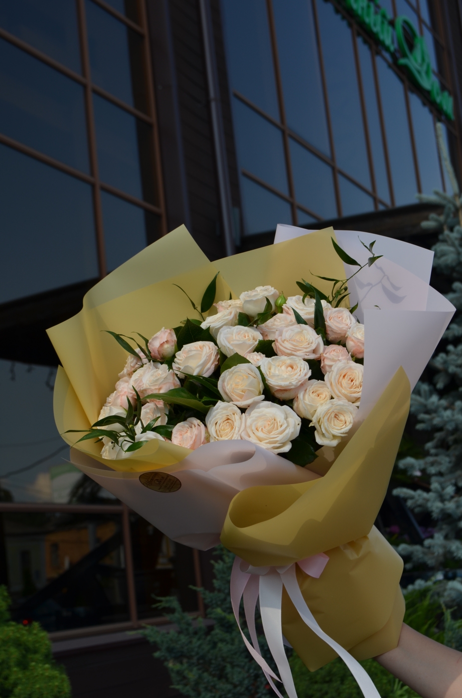 Піоноподібна троянда Бомбастік Букет №39