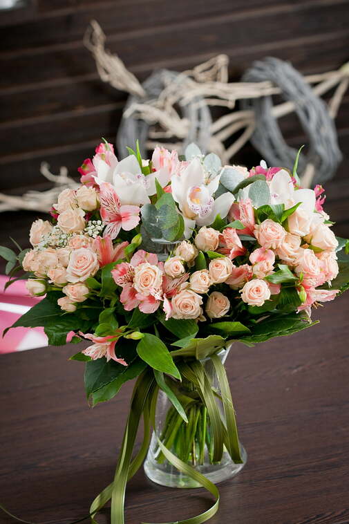 Збірний букет із кущових троянд №17